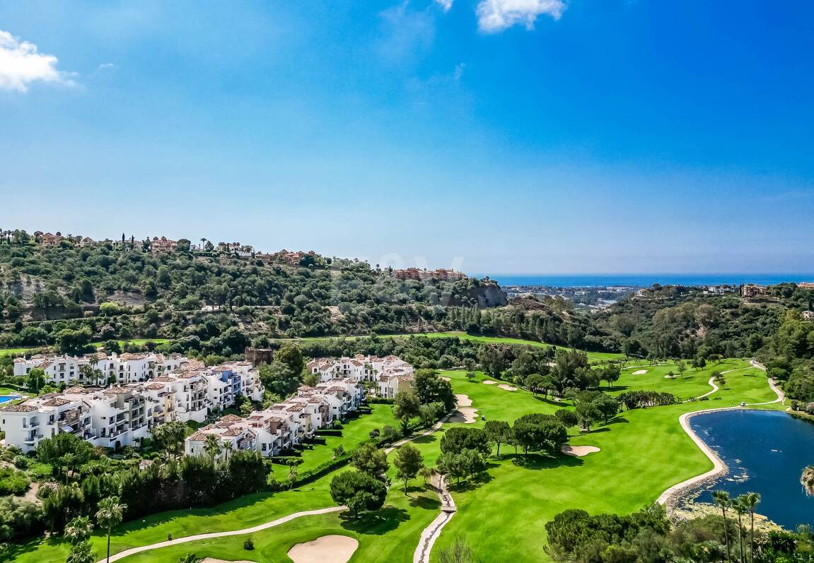 Elegant 6-bedroom frontline golf villa in the gated community of Los Arqueros with spectacular sea views available for long-term rental