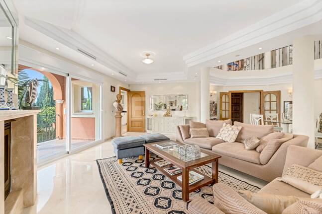 Elegant 6-bedroom frontline golf villa in the gated community of Los Arqueros with spectacular sea views available for long-term rental