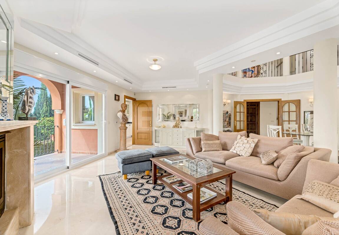 Elegant 6-bedroom frontline golf villa in the gated community of Los Arqueros with spectacular sea views available for long-term rental