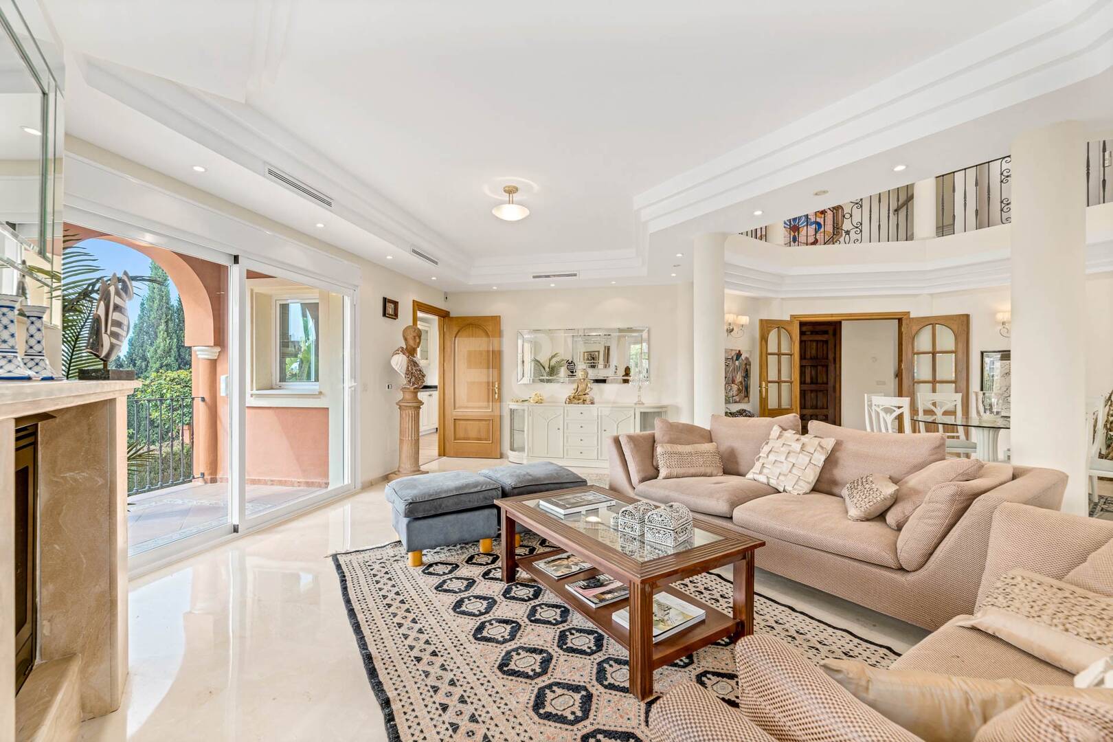 Elegant 6-bedroom frontline golf villa in the gated community of Los Arqueros with spectacular sea views available for long-term rental