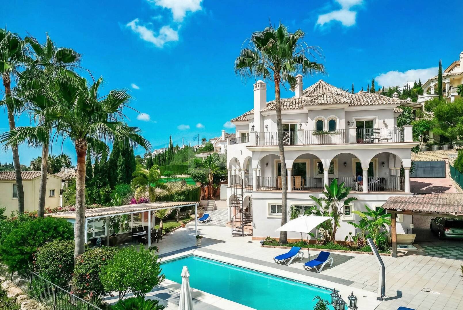 Elegant 6-bedroom frontline golf villa in the gated community of Los Arqueros with spectacular sea views available for long-term rental