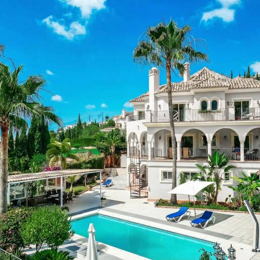 Elegant 6-bedroom frontline golf villa in the gated community of Los Arqueros with spectacular sea views available for long-term rental