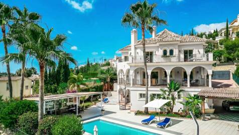 Elegant 6-bedroom frontline golf villa in the gated community of Los Arqueros with spectacular sea views available for long-term rental