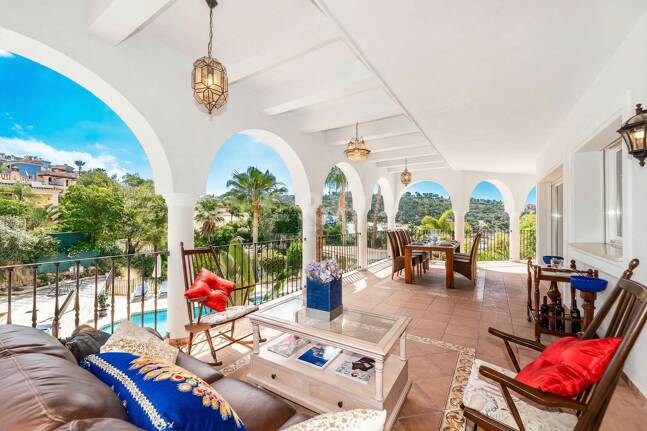 Elegant 6-bedroom frontline golf villa in the gated community of Los Arqueros with spectacular sea views available for long-term rental