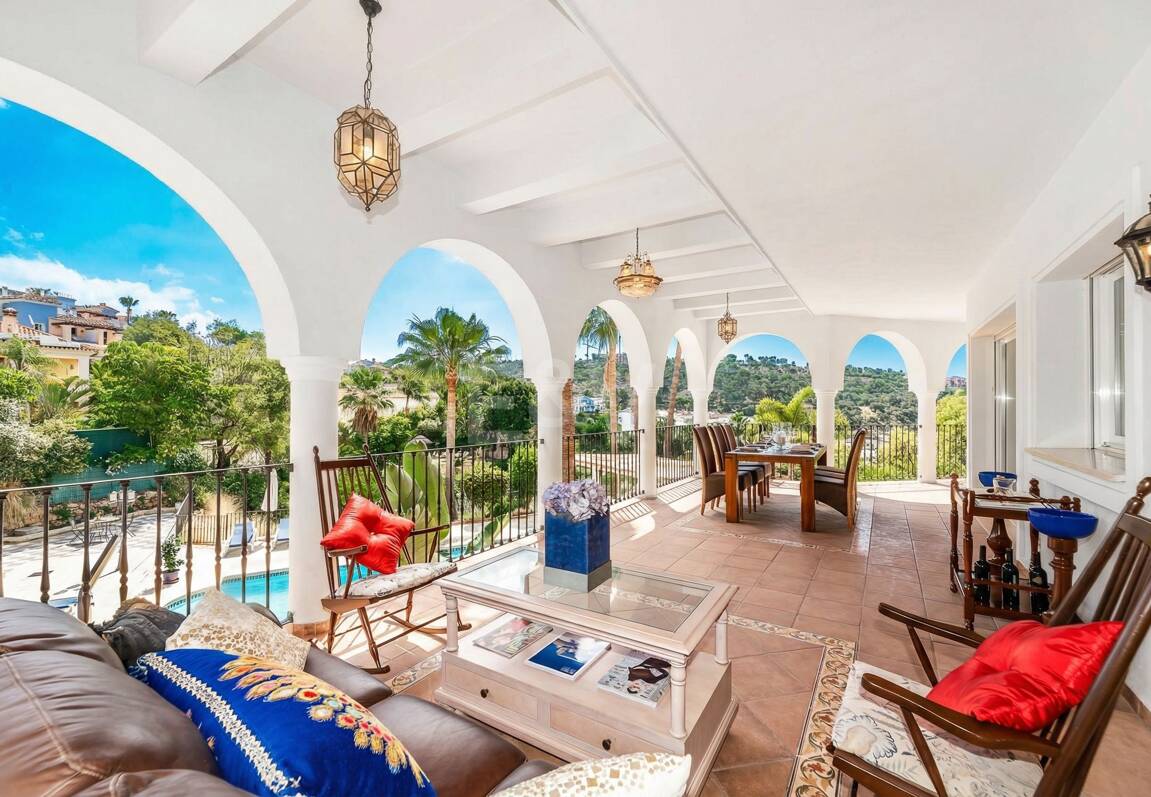 Elegant 6-bedroom frontline golf villa in the gated community of Los Arqueros with spectacular sea views available for long-term rental