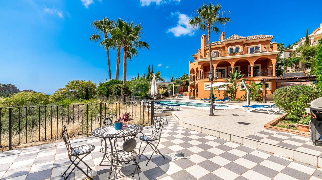 Elegante villa en primera línea de golf con espectaculares vistas al mar