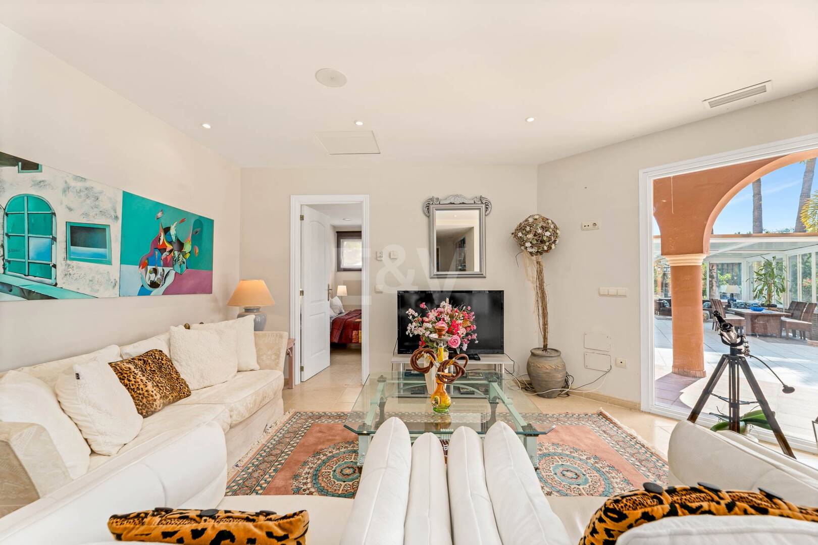 Elegant 6-bedroom frontline golf villa in the gated community of Los Arqueros with spectacular sea views available for long-term rental