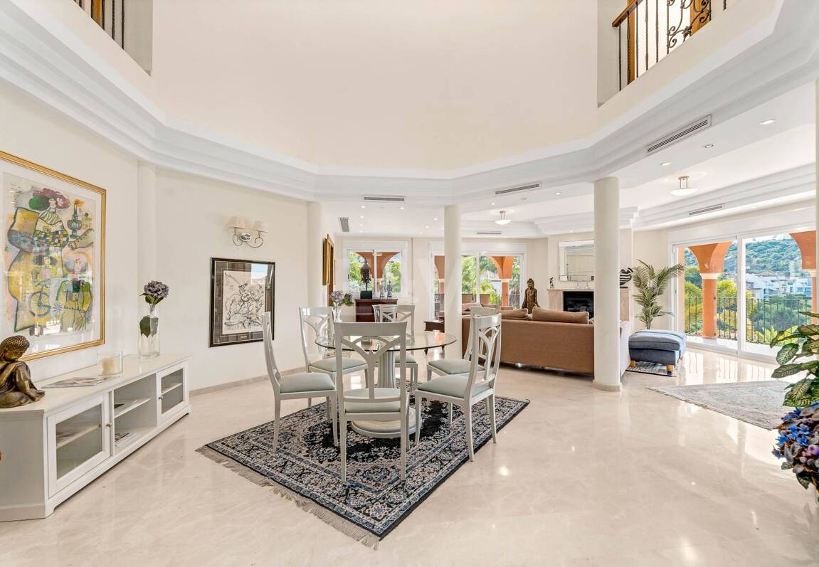 Elegant 6-bedroom frontline golf villa in the gated community of Los Arqueros with spectacular sea views available for long-term rental