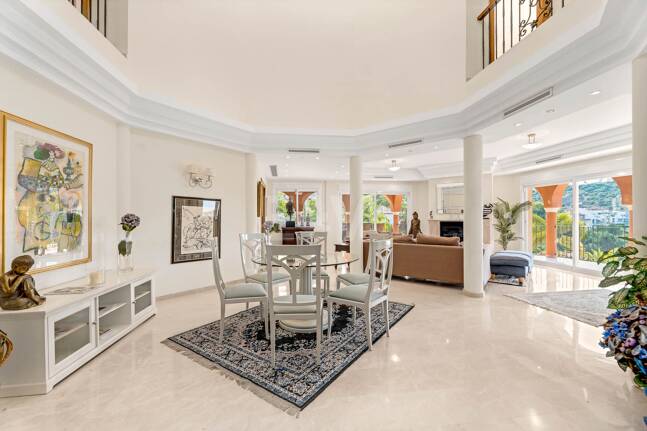 Elegant 6-bedroom frontline golf villa in the gated community of Los Arqueros with spectacular sea views available for long-term rental