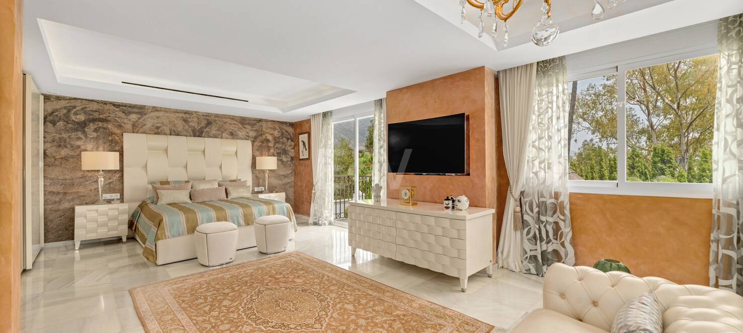 Exclusive 8-Bedroom Villa in Las Lomas de Marbella Club with Majestic Mountain Views