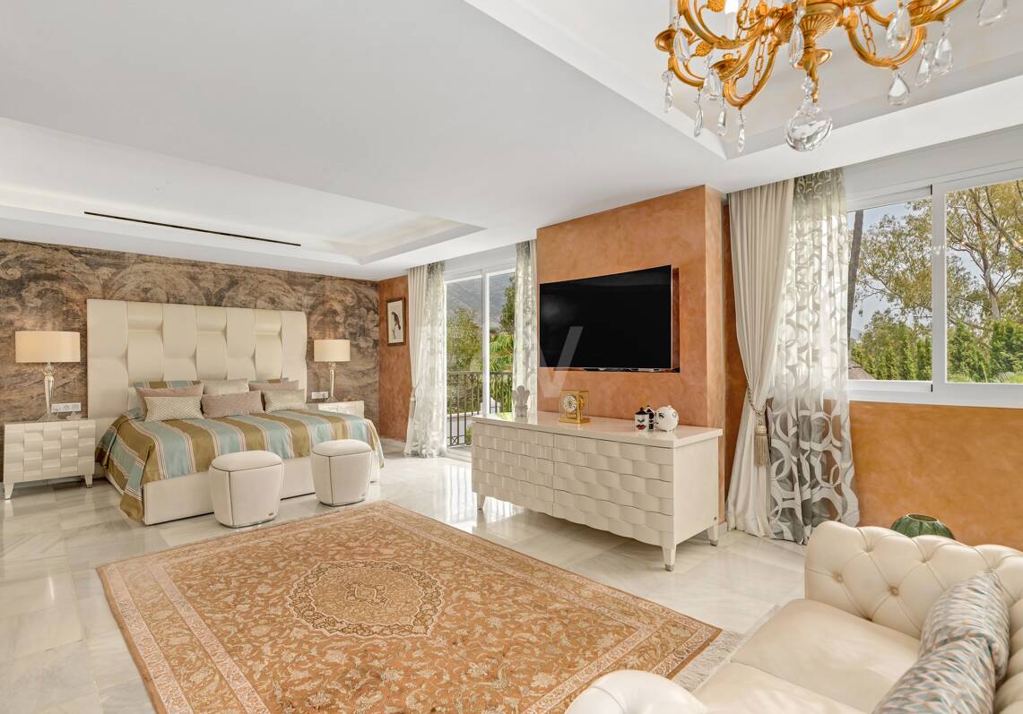 Exclusiva villa en Lomas de Marbella Club, de 8 dormitorios con vistas a la montaña