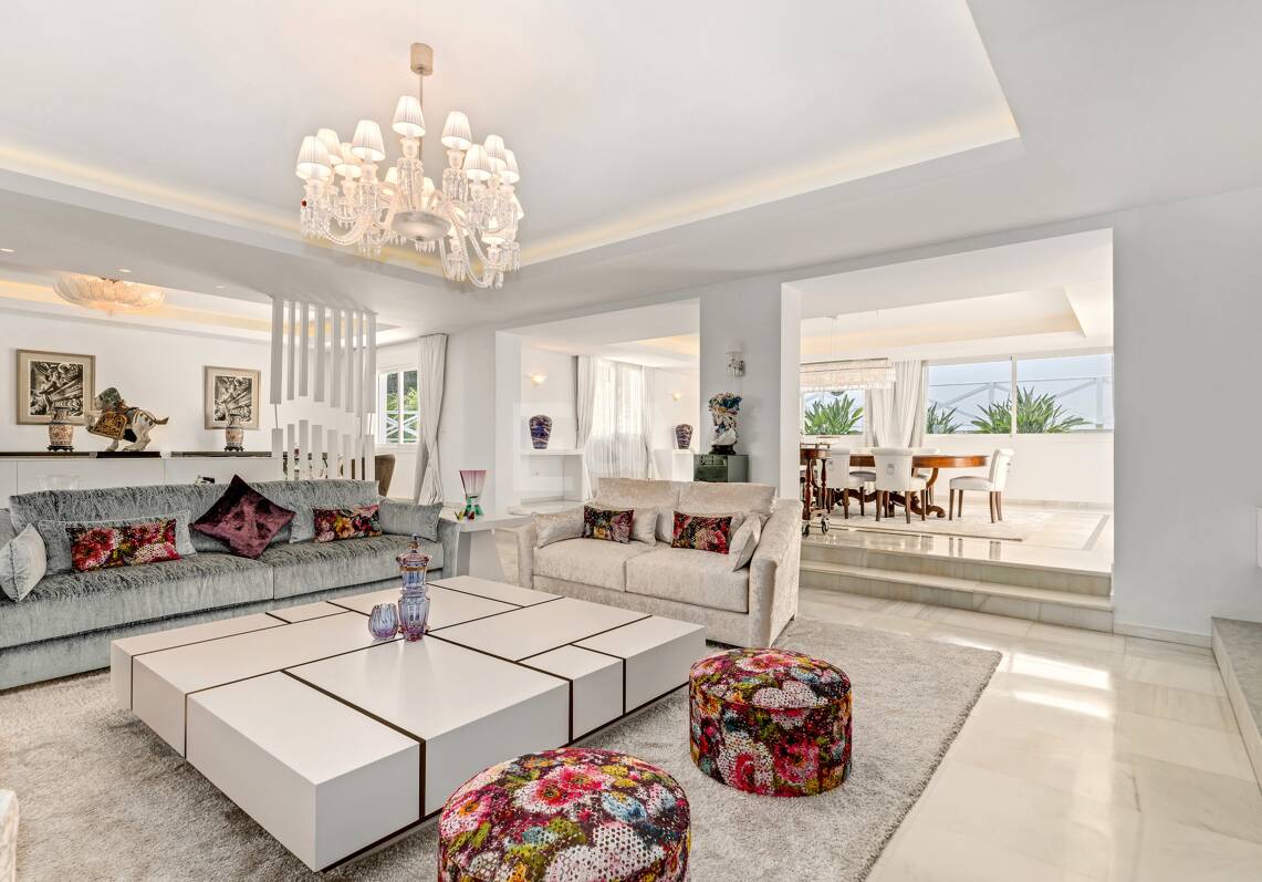 Exclusiva villa en Lomas de Marbella Club, de 8 dormitorios con vistas a la montaña