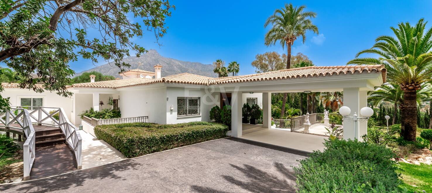 Exclusive 8-Bedroom Villa in Las Lomas de Marbella Club with Majestic Mountain Views