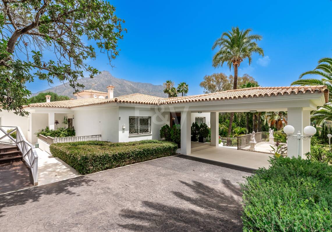 Exclusiva villa en Lomas de Marbella Club, de 8 dormitorios con vistas a la montaña