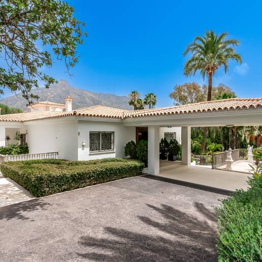 Exclusive 8-Bedroom Villa in Las Lomas de Marbella Club with Majestic Mountain Views