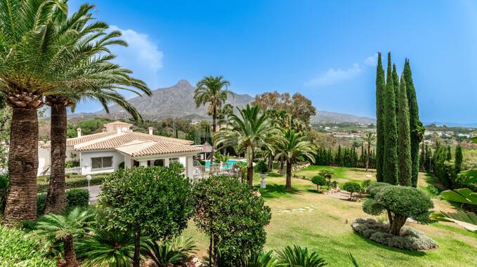 Exclusiva villa en Lomas de Marbella Club, de 8 dormitorios con vistas a la montaña