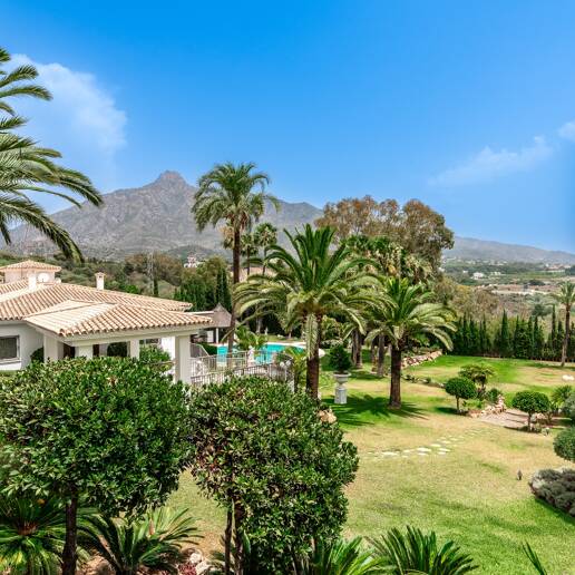 Exclusive 8-Bedroom Villa in Las Lomas de Marbella Club with Majestic Mountain Views