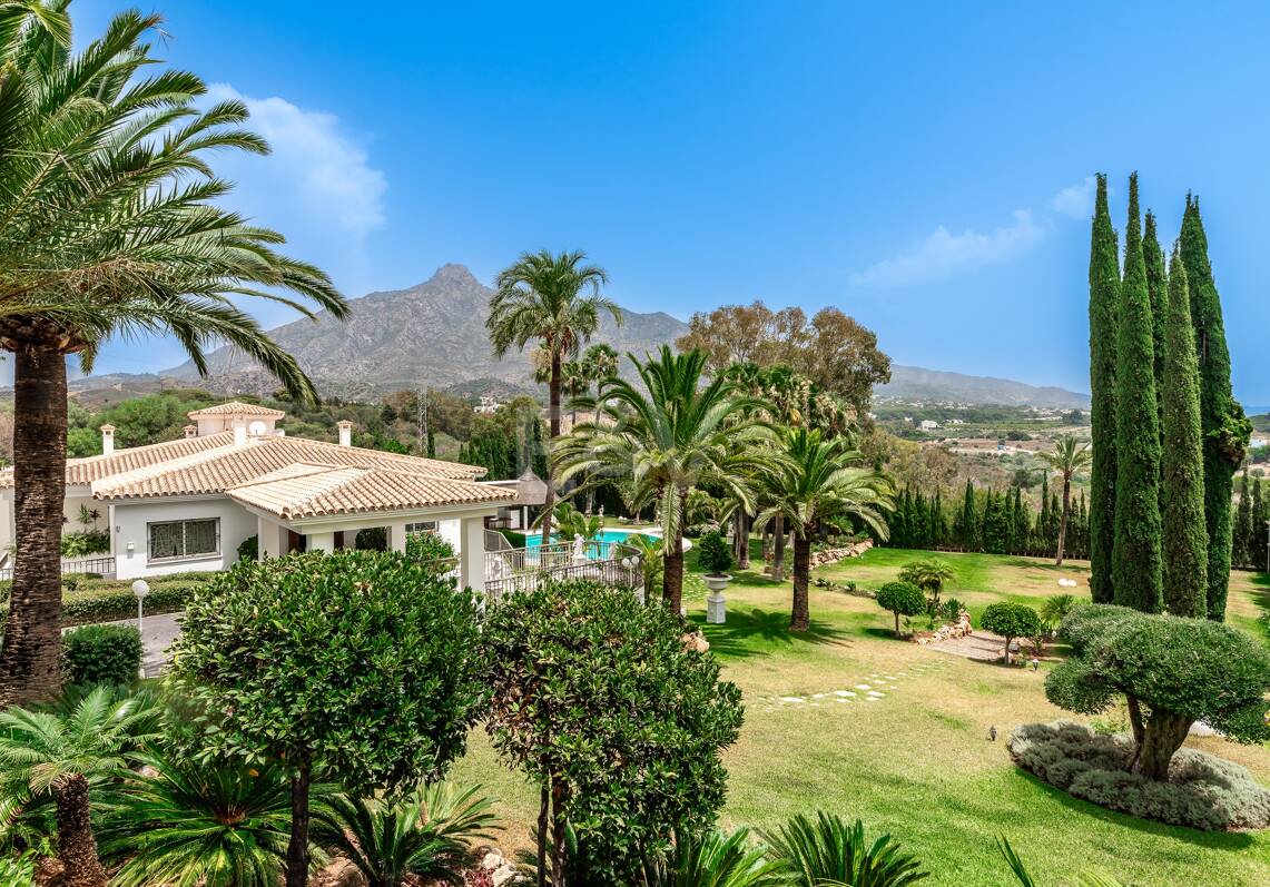 Exclusiva villa en Lomas de Marbella Club, de 8 dormitorios con vistas a la montaña