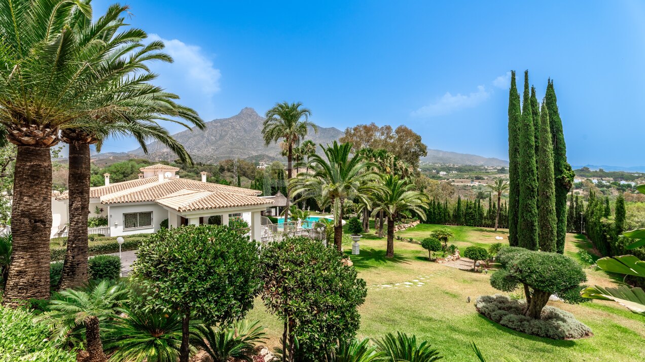 Exclusiva villa en Lomas de Marbella Club, de 8 dormitorios con vistas a la montaña