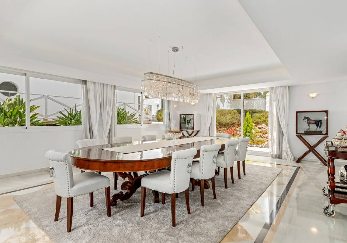Exclusiva villa en Lomas de Marbella Club, de 8 dormitorios con vistas a la montaña