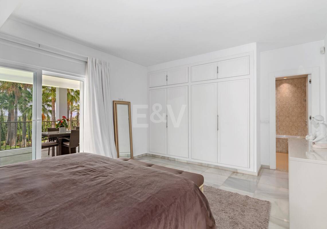 Exclusiva villa en Lomas de Marbella Club, de 8 dormitorios con vistas a la montaña