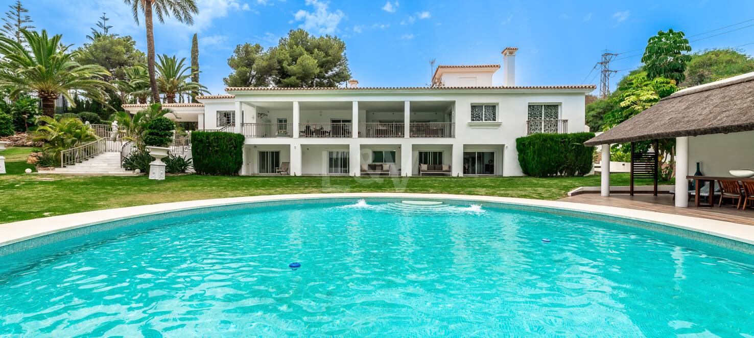 Exclusive 8-Bedroom Villa in Las Lomas de Marbella Club with Majestic Mountain Views