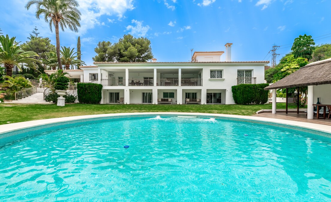 Exclusiva villa en Lomas de Marbella Club, de 8 dormitorios con vistas a la montaña