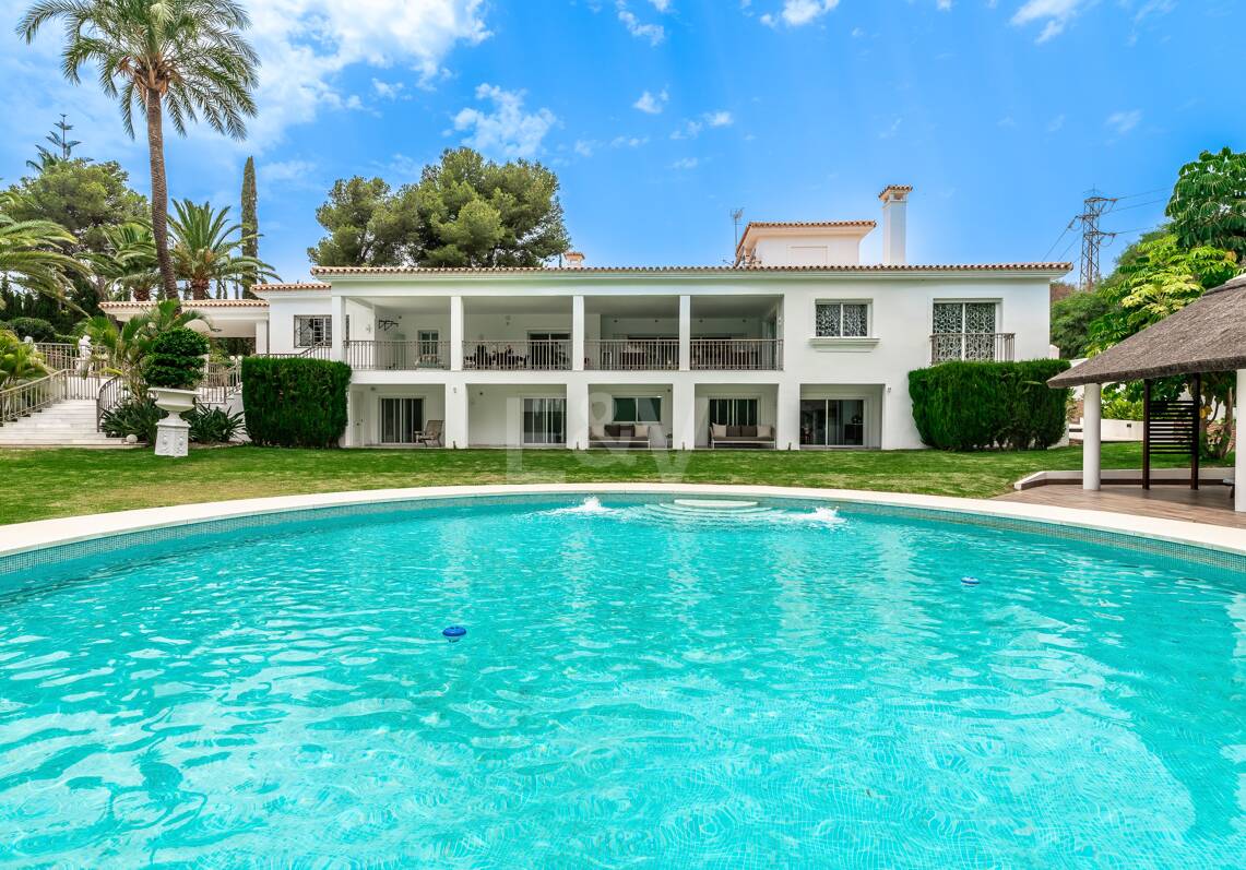 Exclusiva villa en Lomas de Marbella Club, de 8 dormitorios con vistas a la montaña