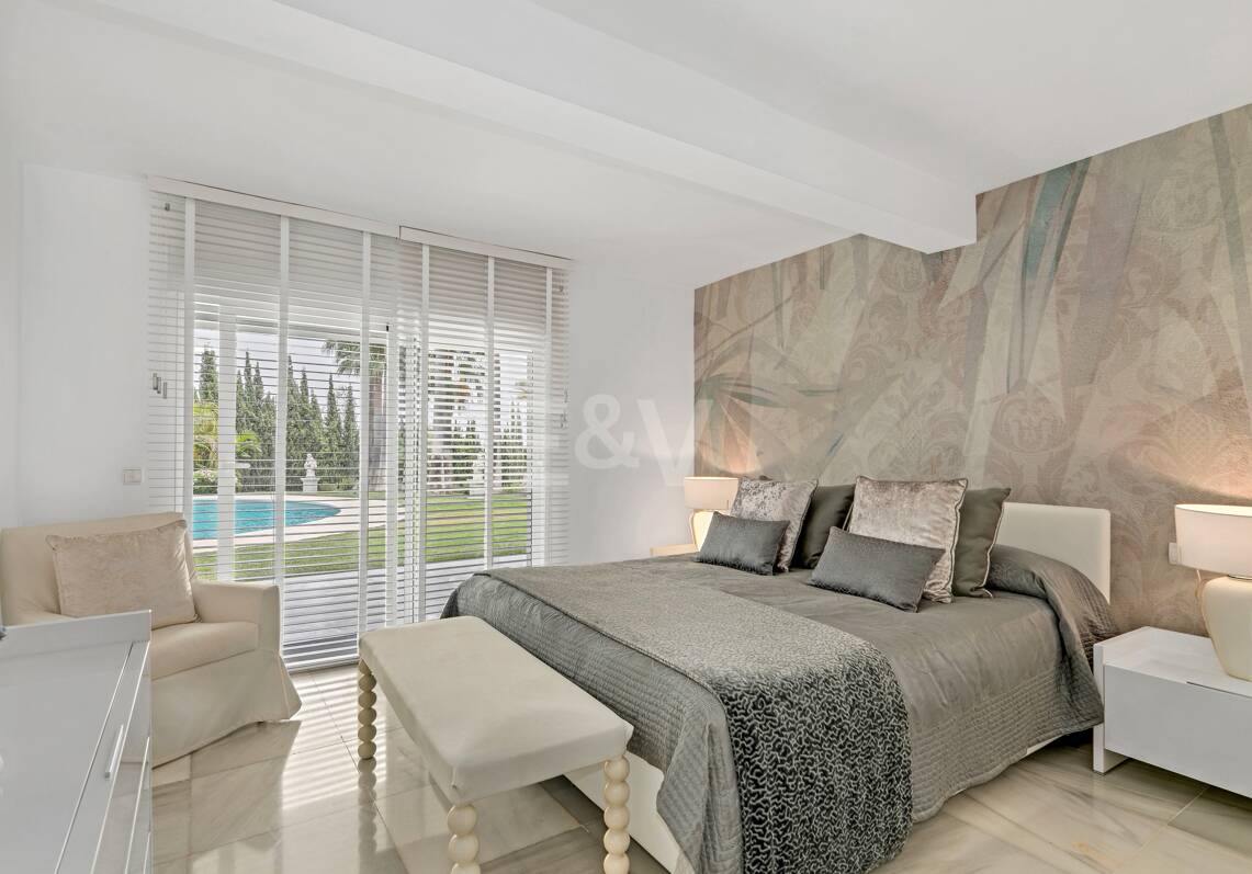 Exclusiva villa en Lomas de Marbella Club, de 8 dormitorios con vistas a la montaña