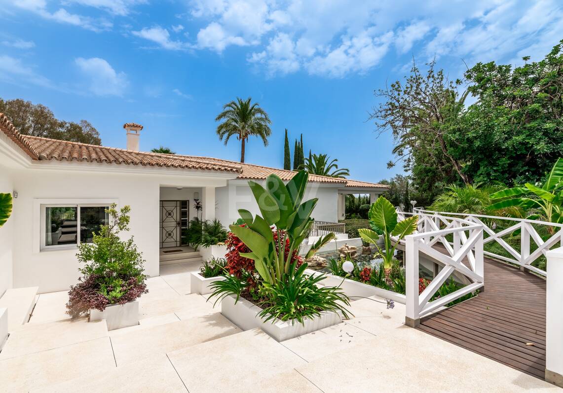 Exclusiva villa en Lomas de Marbella Club, de 8 dormitorios con vistas a la montaña
