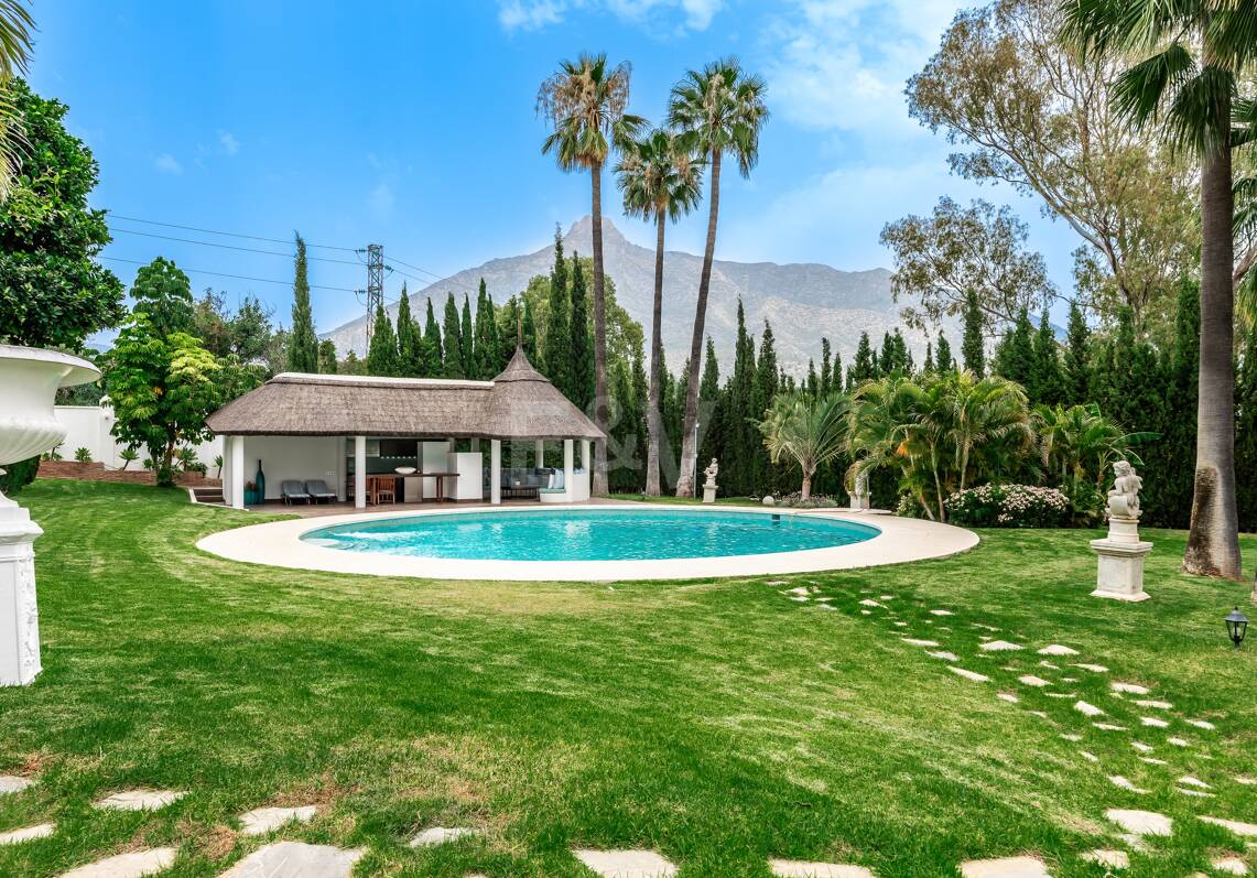 Exclusiva villa en Lomas de Marbella Club, de 8 dormitorios con vistas a la montaña