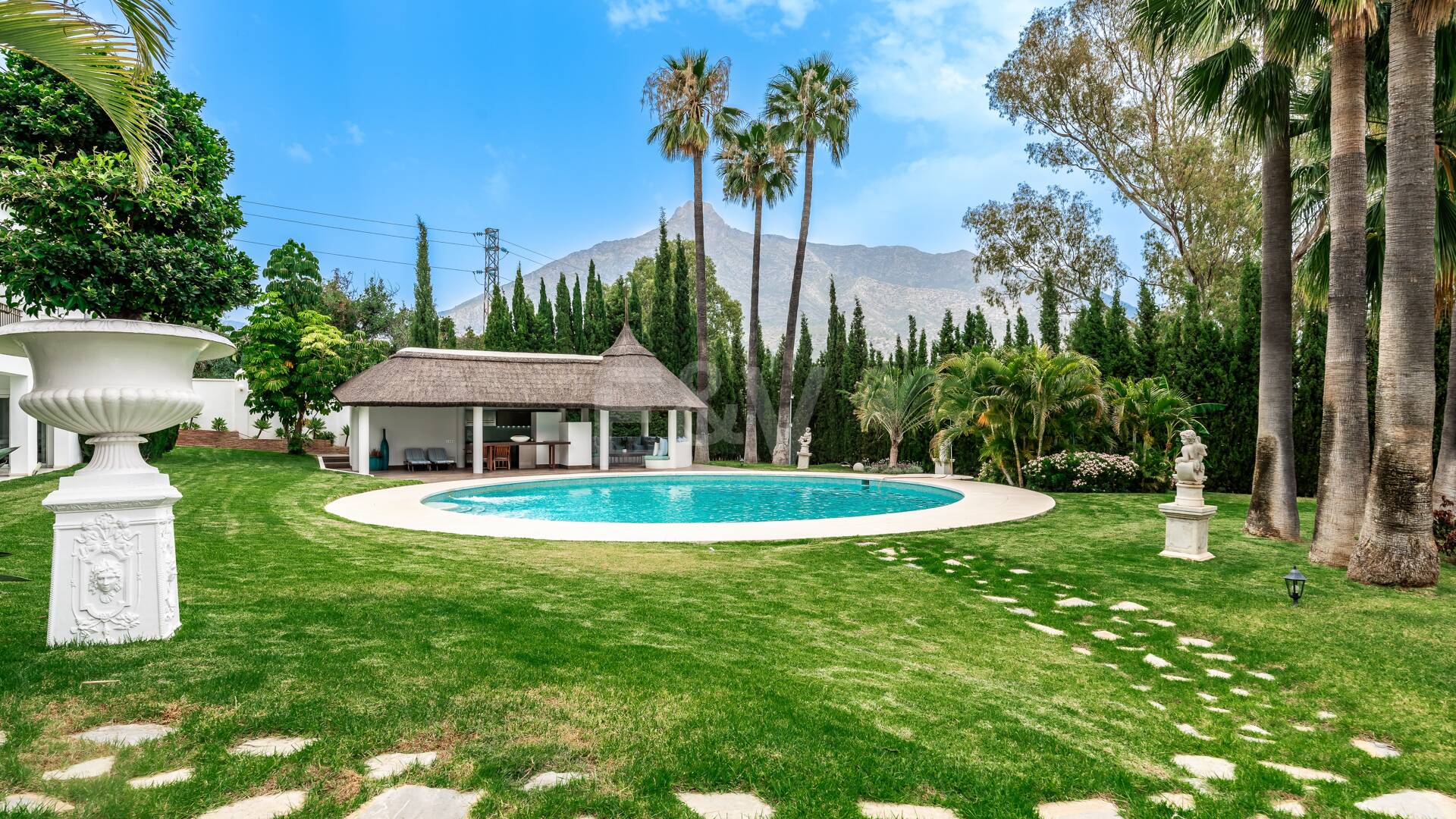 Ekskluzywny 8- Sypialnia Villa w Las Lomas de Marbella Club z Majestic Mountain Views