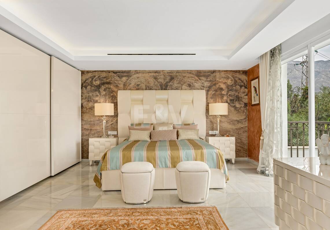 Exclusiva villa en Lomas de Marbella Club, de 8 dormitorios con vistas a la montaña