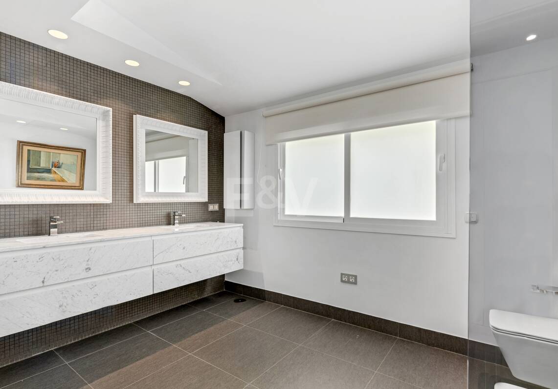 Exclusiva villa en Lomas de Marbella Club, de 8 dormitorios con vistas a la montaña