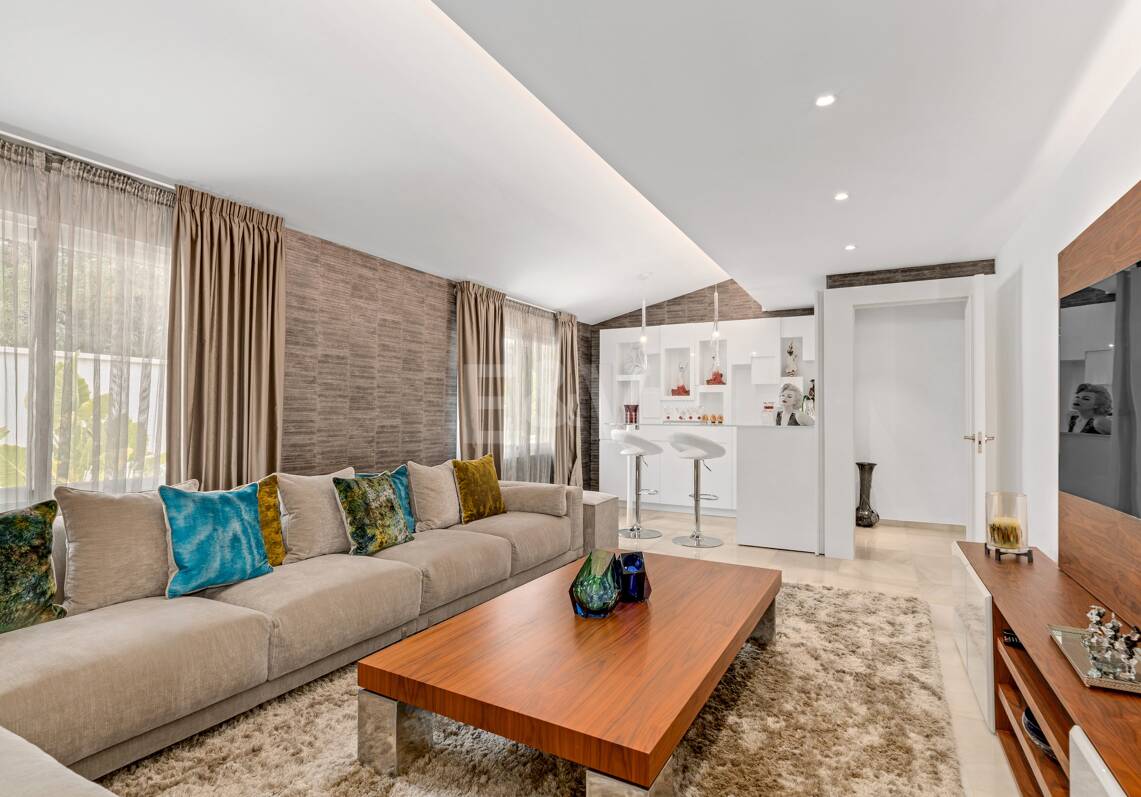 Exclusiva villa en Lomas de Marbella Club, de 8 dormitorios con vistas a la montaña