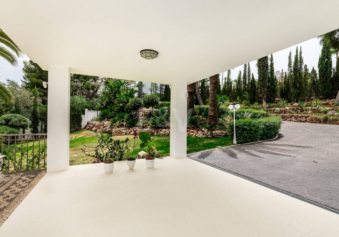 Exclusiva villa en Lomas de Marbella Club, de 8 dormitorios con vistas a la montaña