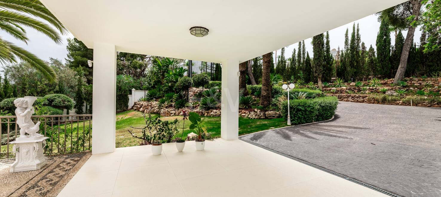 Exclusive 8-Bedroom Villa in Las Lomas de Marbella Club with Majestic Mountain Views