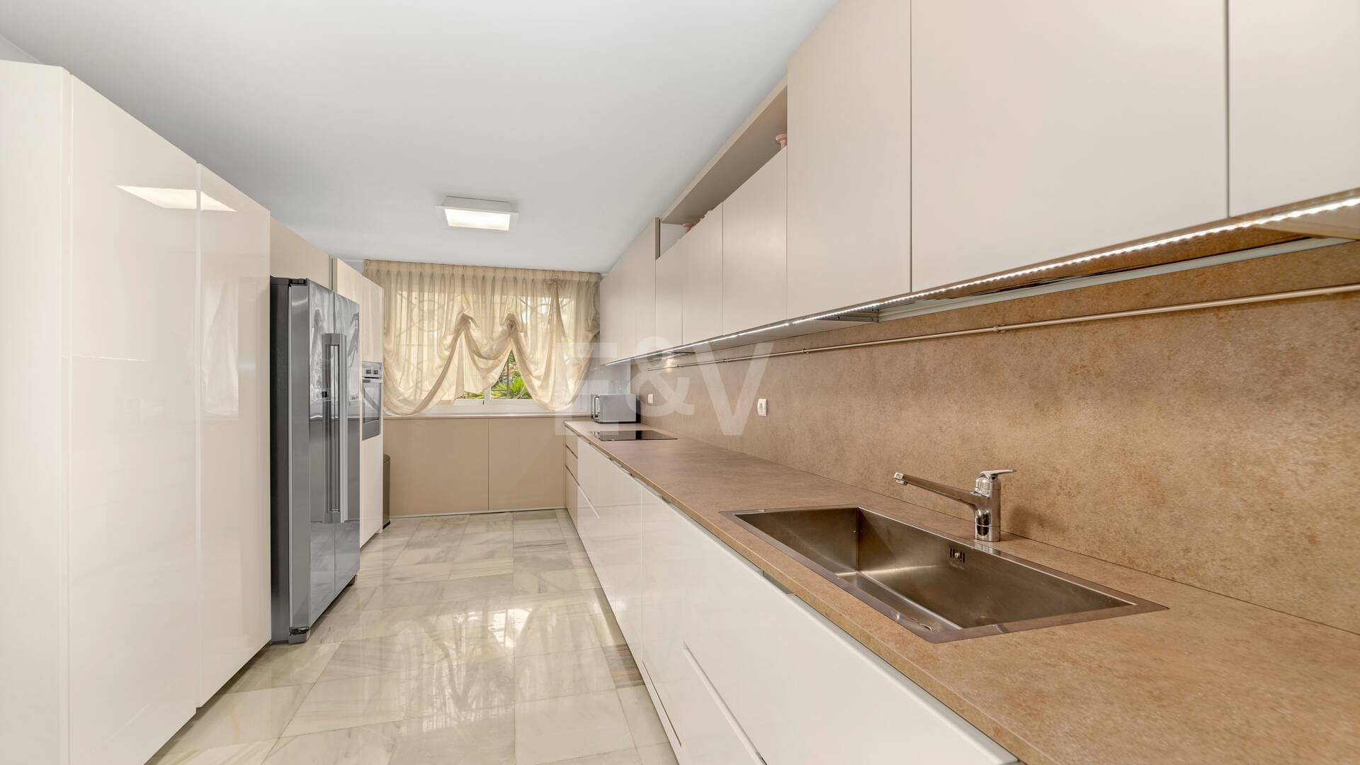 Ekskluzywny 8- Sypialnia Villa w Las Lomas de Marbella Club z Majestic Mountain Views