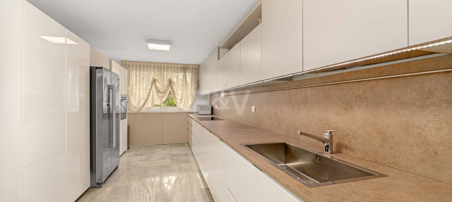 Exclusive 8-Bedroom Villa in Las Lomas de Marbella Club with Majestic Mountain Views