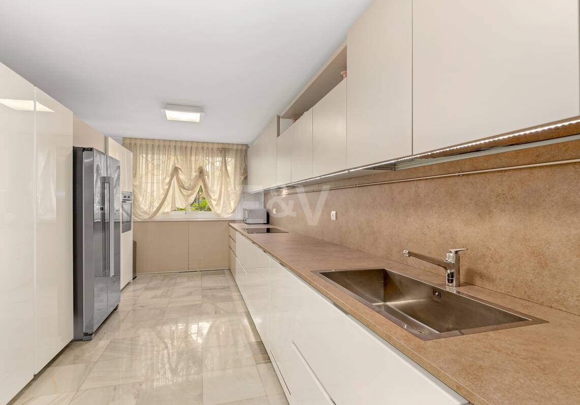 Exclusiva villa en Lomas de Marbella Club, de 8 dormitorios con vistas a la montaña