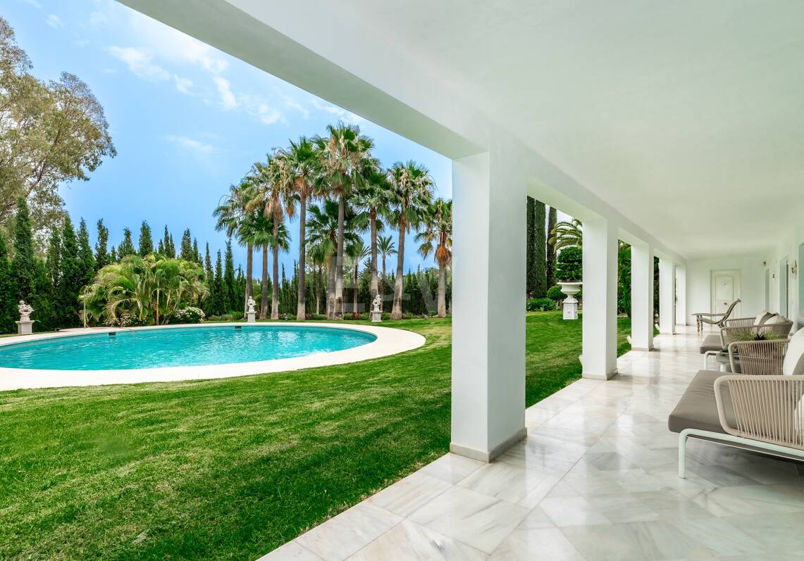 Exclusiva villa en Lomas de Marbella Club, de 8 dormitorios con vistas a la montaña