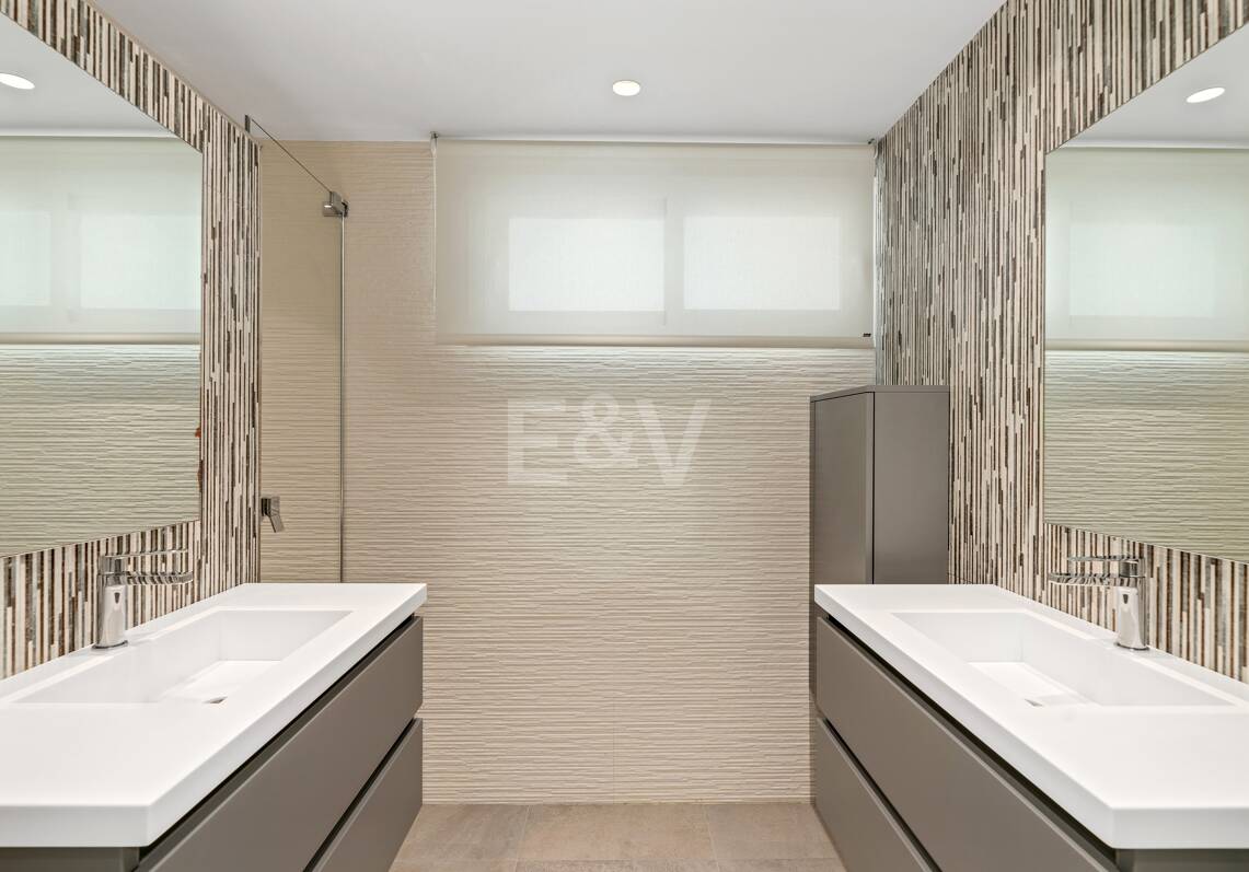 Exclusiva villa en Lomas de Marbella Club, de 8 dormitorios con vistas a la montaña