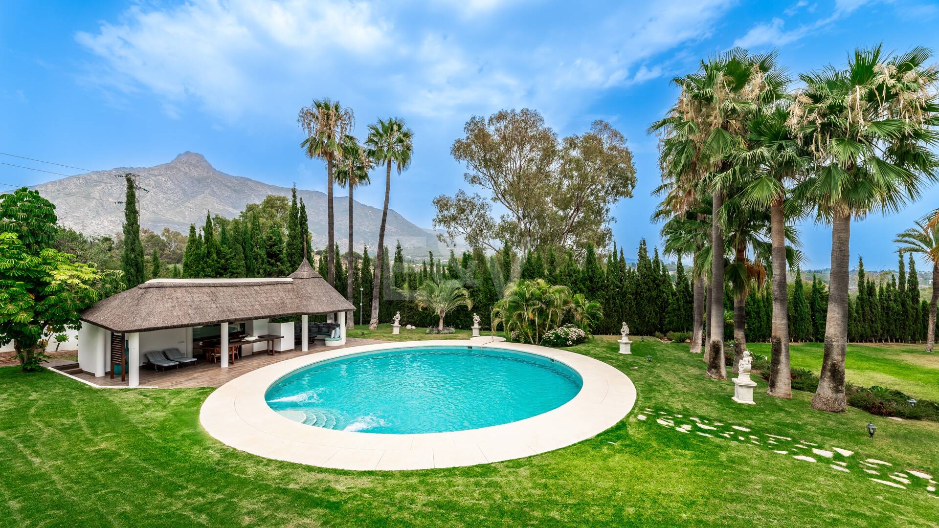 Ekskluzywny 8- Sypialnia Villa w Las Lomas de Marbella Club z Majestic Mountain Views