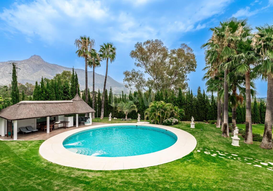 Exclusiva villa en Lomas de Marbella Club, de 8 dormitorios con vistas a la montaña