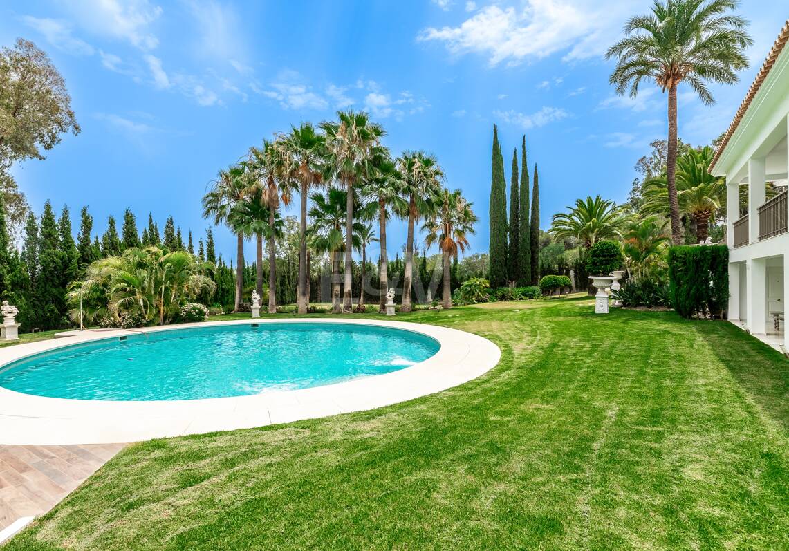 Exclusiva villa en Lomas de Marbella Club, de 8 dormitorios con vistas a la montaña