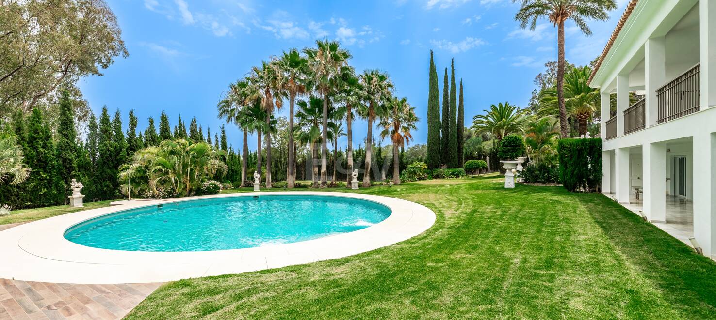 Exclusive 8-Bedroom Villa in Las Lomas de Marbella Club with Majestic Mountain Views