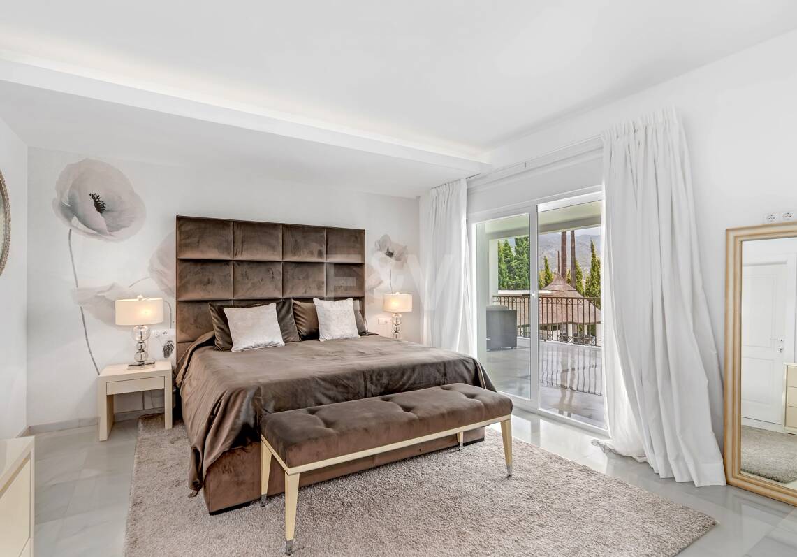 Exclusiva villa en Lomas de Marbella Club, de 8 dormitorios con vistas a la montaña