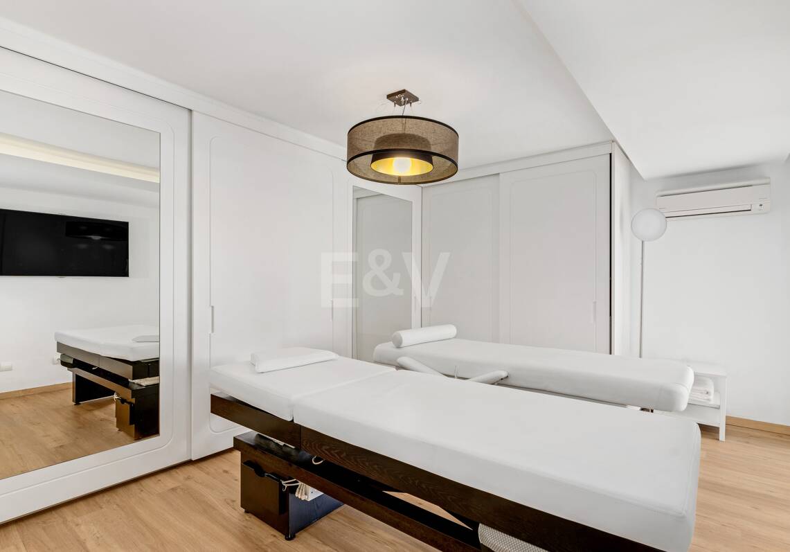 Exclusiva villa en Lomas de Marbella Club, de 8 dormitorios con vistas a la montaña