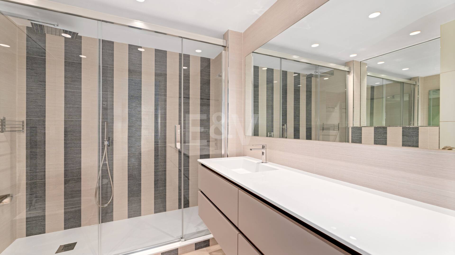 Ekskluzywny 8- Sypialnia Villa w Las Lomas de Marbella Club z Majestic Mountain Views