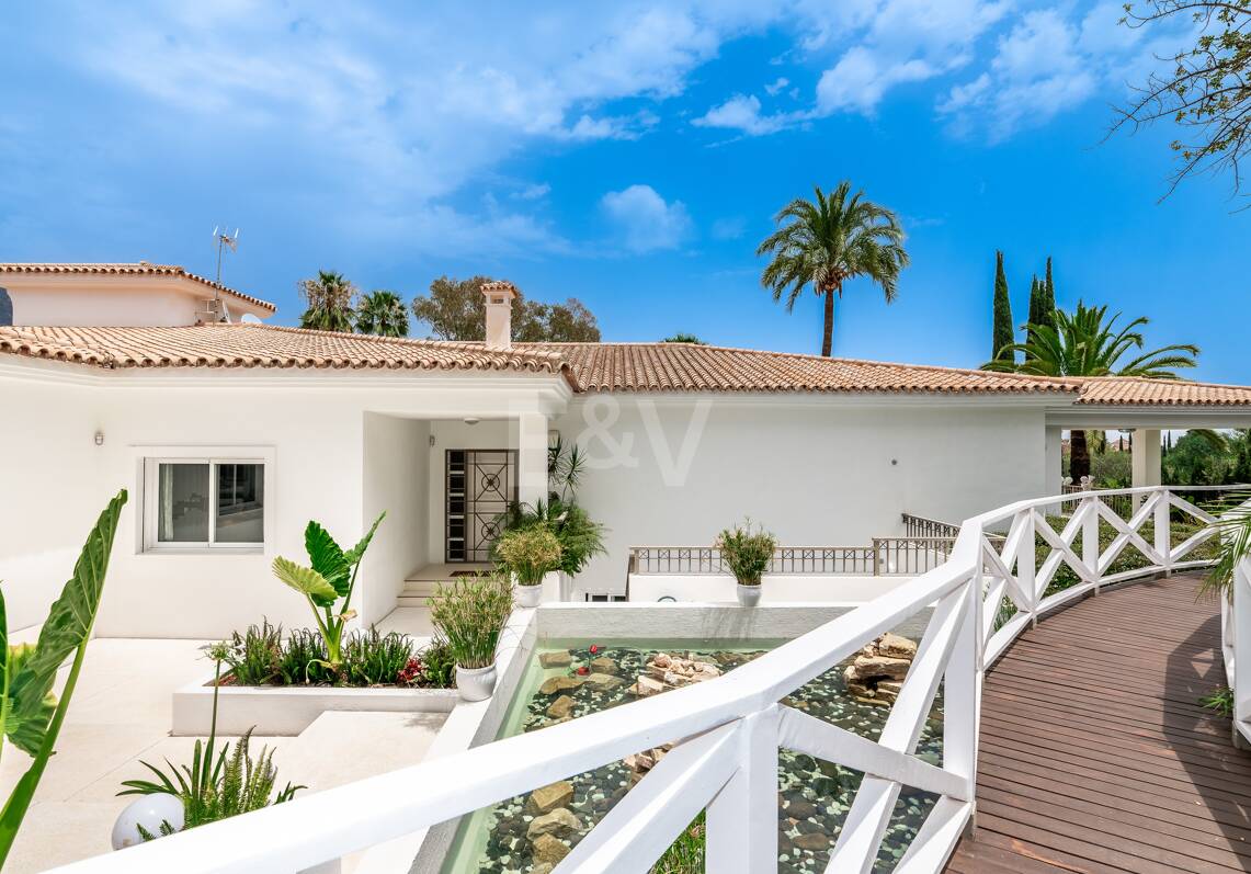 Exclusiva villa en Lomas de Marbella Club, de 8 dormitorios con vistas a la montaña
